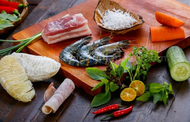 Nguyên liệu và gia vị đa dạng của món Gỏi Bưởi Nguyên liệu và gia vị đa dạng của món Gỏi Bưởi