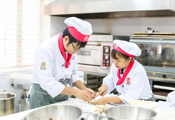 nhiệt tình giúp đỡ nhau