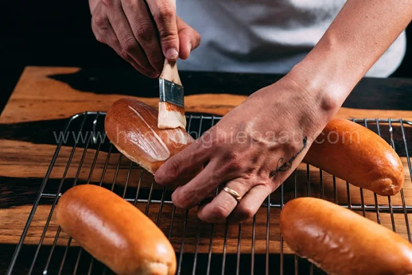 phết mật ong lên bánh mì phết mật ong lên bánh mì