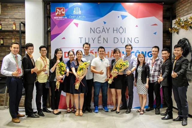 Ứng viên được gặp gỡ, phỏng vấn, giao lưu trực tiếp với nhiều nhà tuyển dụng uy tín trong ngành phong van voi nhieu nha tuyen dung