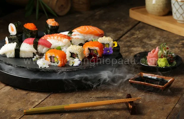 phục vụ món ăn Nhật Bản