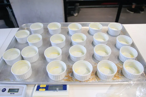 Quét bơ lên khuôn flan Quét bơ lên khuôn flan