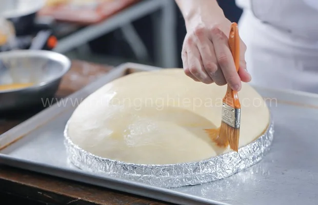 Quết nước trứng lên mặt bánh