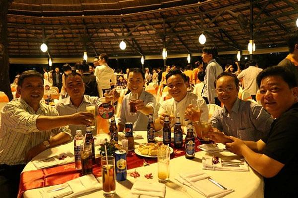 quý thầy cô nâng ly chúc mừng