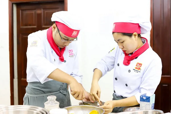 Rây mịn khoai lang để làm nhân