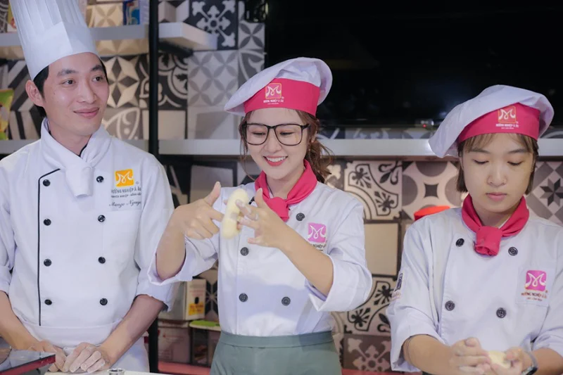 Công đoạn tạo hình bánh Công đoạn tạo hình bánh