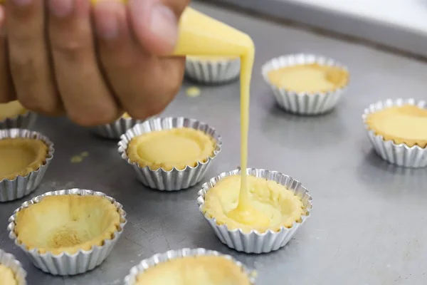 rót nhân bánh vào khuôn