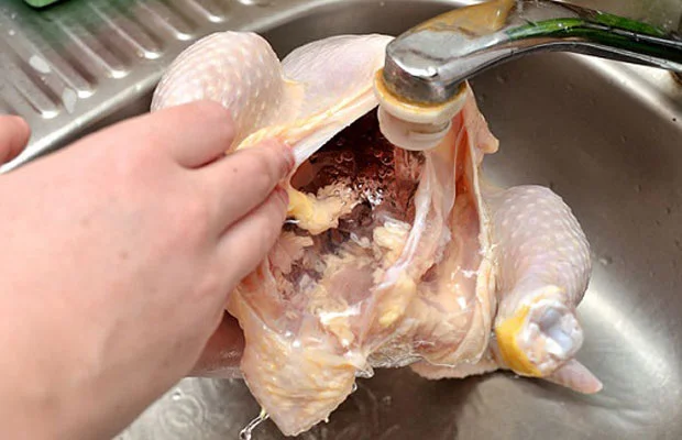 Rửa sạch gà mua về