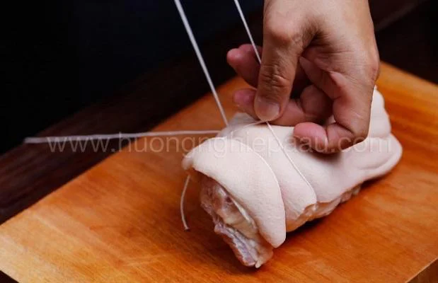 Rửa sạch thịt bắp giò và cột chặt Rửa sạch thịt bắp giò và cột chặt