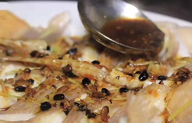 Rưới hỗn hợp xốt tàu xì lên cá