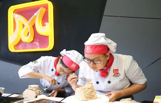 Sau đó các bạn cùng nhau thực hành