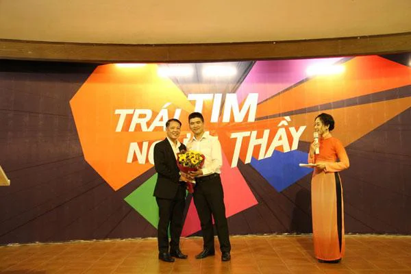 tặng hoa cho quý thầy cô