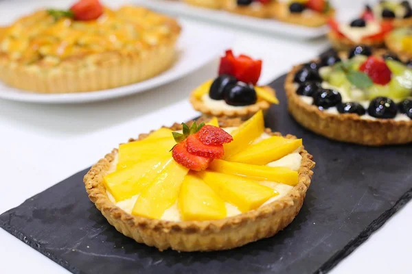 Tart được phủ mặt bởi lớp nhân kem