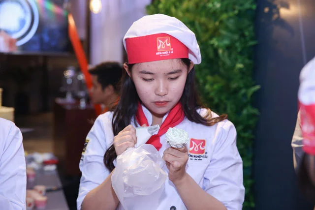 Ứng viên tham gia trải nghiệm bắt bông kem trên bánh vô cùng thú vị tham gia trai nghiem bat bong kem