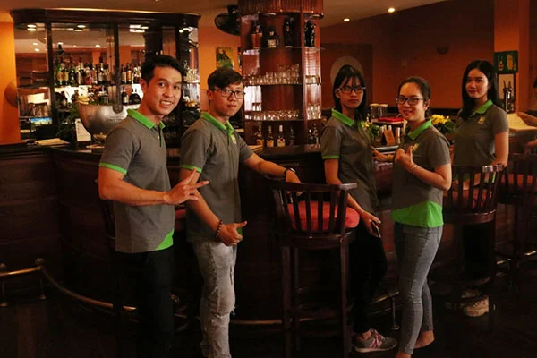 Học viên tham quan quầy bar