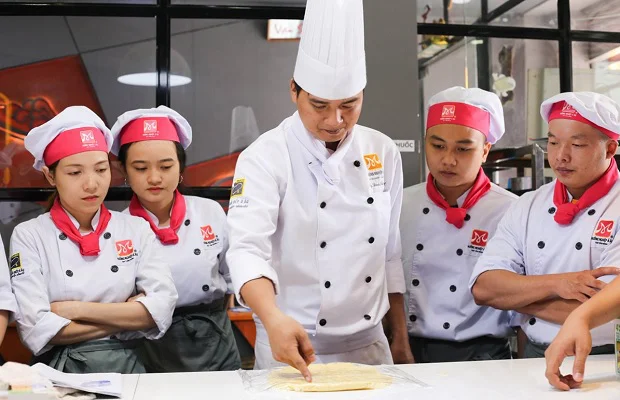 Thầy hướng dẫn cách cán bột