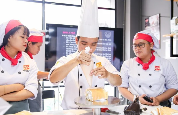 Thầy tỉ mỉ hướng dẫn từng chi tiết