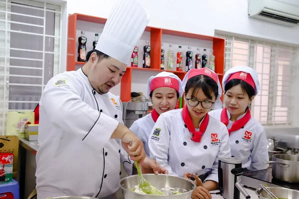 Thầy tiếp tục hướng dẫn kỹ thuật