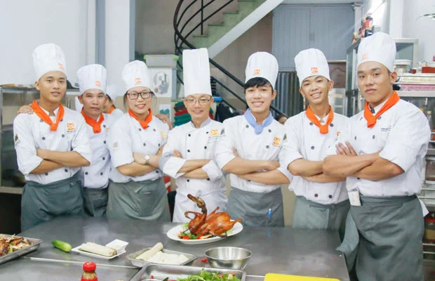 Thầy và trò chụp hình lưu niệm