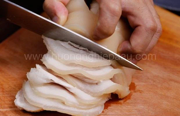 Thịt bắp giò luộc chín, cắt miếng vừa ăn Thịt bắp giò luộc chín, cắt miếng vừa ăn