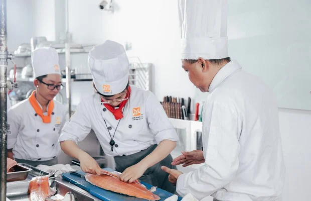 Thực hành kỹ thuật phi lê cá hồi