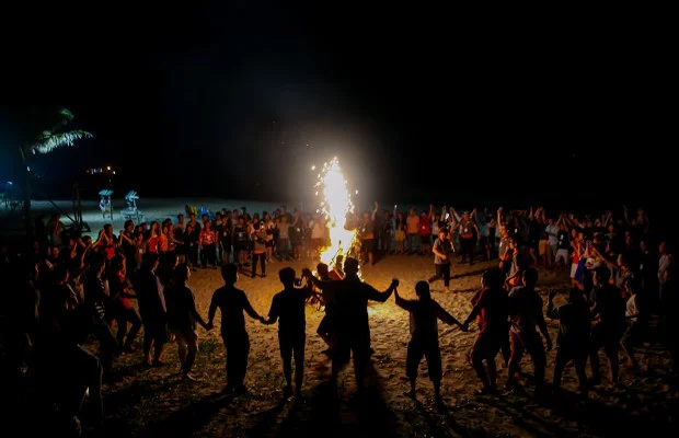 Trại sinh vui đùa tập thể