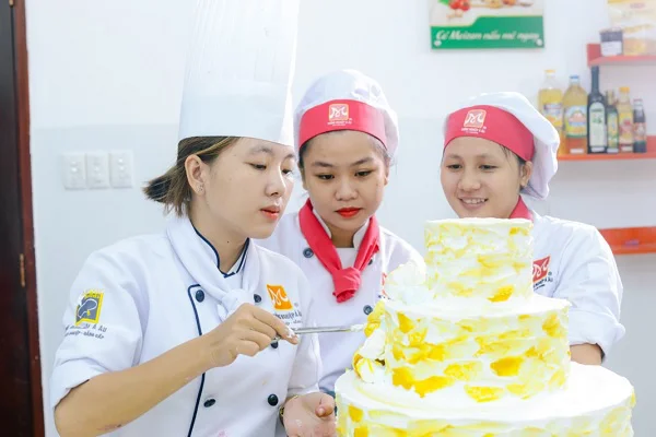 Trang trí bánh cưới