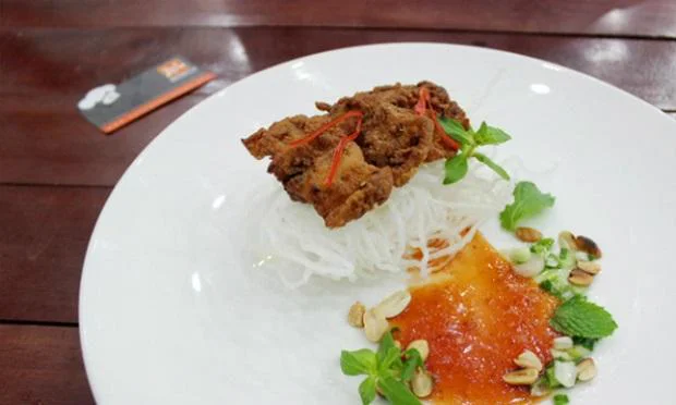 Trình bày lươn lên dĩa cùng bún tươi và mắm me Trình bày lươn lên dĩa cùng bún tươi và mắm me