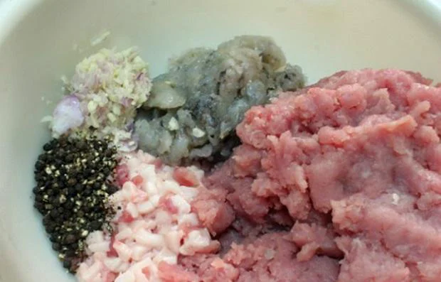 Trộn đều các nguyên liệu làm chạo tôm Trộn đều các nguyên liệu làm chạo tôm