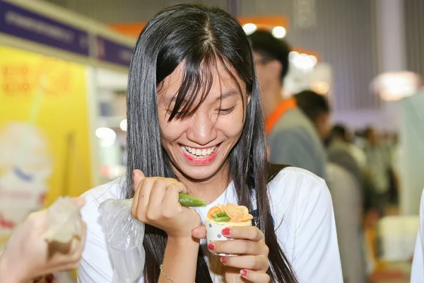 Tự tay trang trí cho chiếc bánh