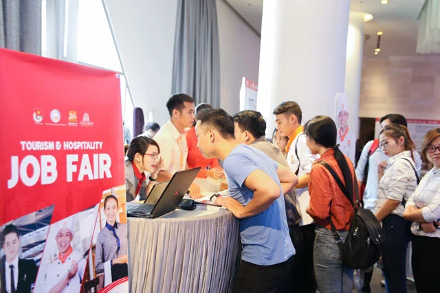 Ứng viên tại quầy check-in và chuẩn bị tham gia chương trình ung vien chuan bi tham gia chuong trinh