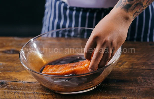 Ướp cá hồi với các gia vị