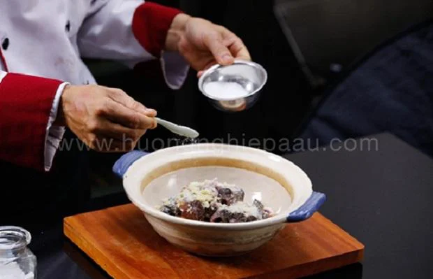 ướp lươn cho ngấm gia vị