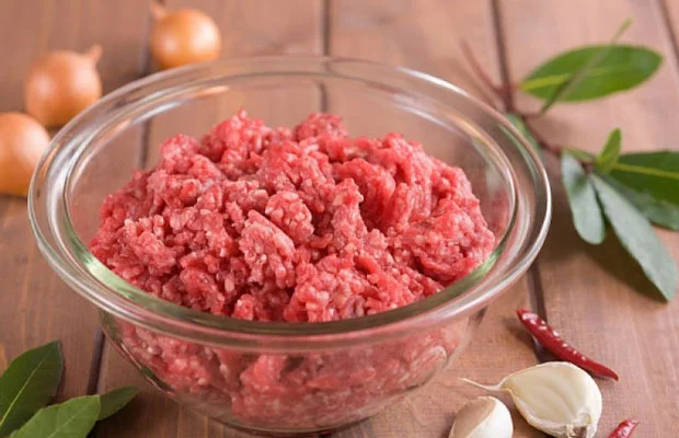 Ướp thịt xay với các nguyên liệu