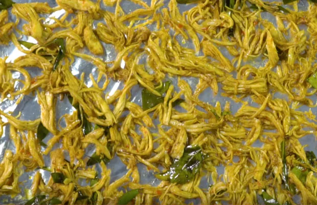 Bày thịt gà trên giấy bạc và sấy