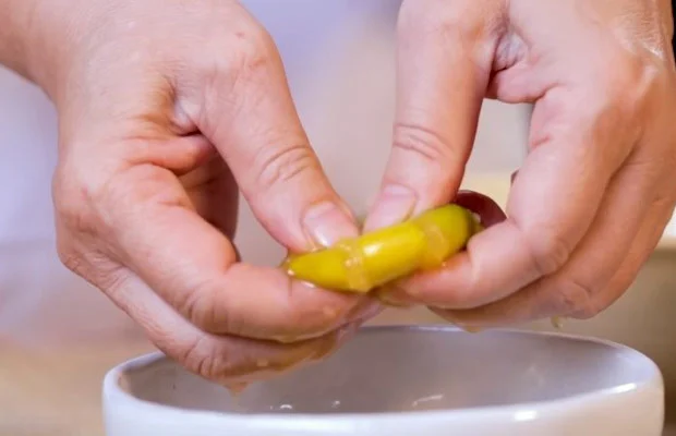 Ép để ra bớt phần nước và hạt