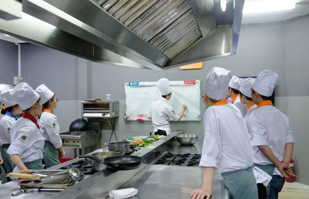 Giảng viên ôn lại kiến thức