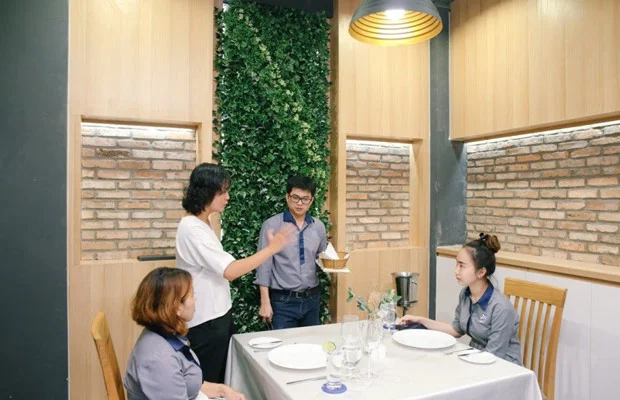 lop quan tri nha hang khach san