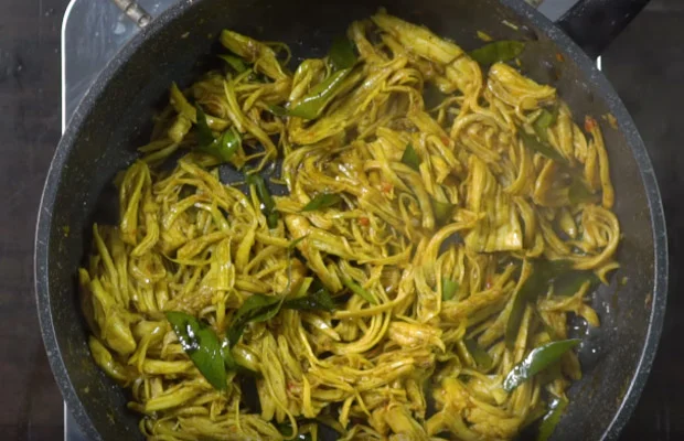 Nêm gia vị vào trong chảo gà xào