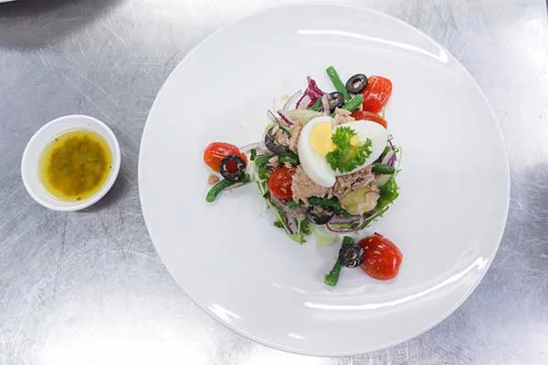 Tuna Salad ăn kèm với xốt Italian Vinaigrette