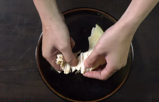 Xé thịt gà đã luộc thành sợi nhỏ