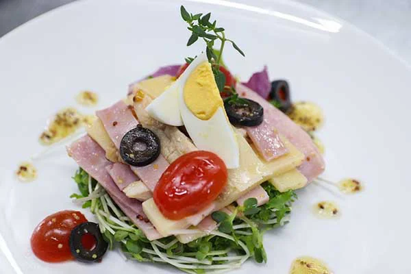 Chef’s salad với xốt French Dressing ăn kèm