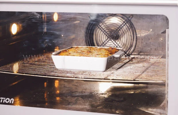Cho Moussaka vào lò nướng
