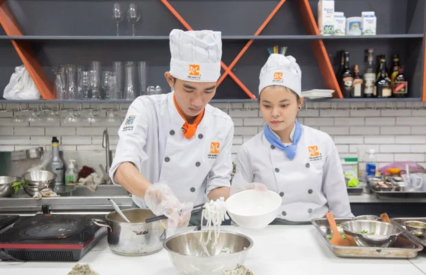 Học viên tự thuyết trình và chế biến món ăn