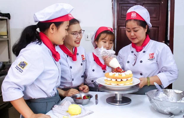 học viên vui vẻ làm bánh