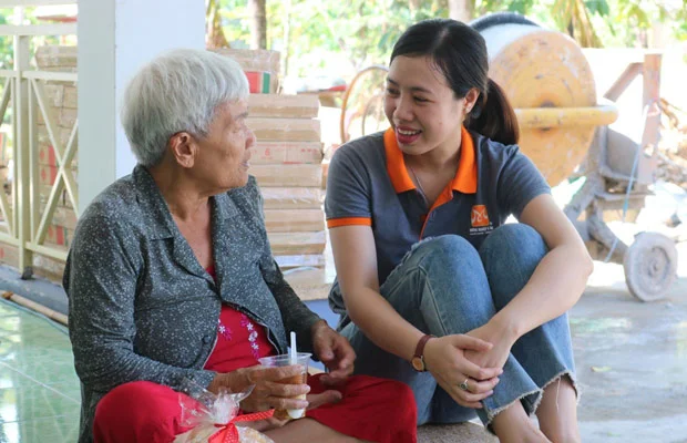 ân cần hỏi thăm cụ bà