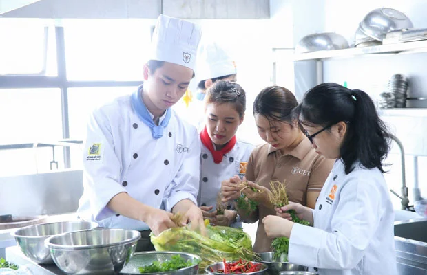 Các bạn học viên hỗ trợ nhau để hoàn thành