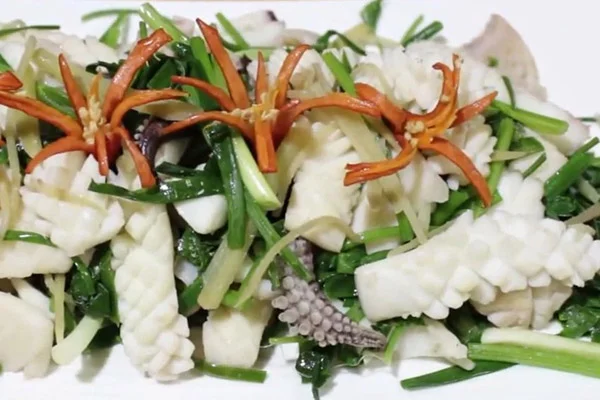 Cần khi hấp cùng mực