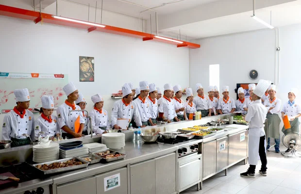 Giảng viên Nguyễn Văn Thuận chia sẻ kiến thức Food Art