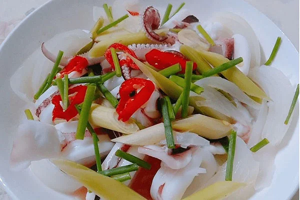 Gừng, sả sẽ giúp cho món mực hấp thêm dậy mùi.